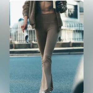 🔥ALO airbrush high waist 7/8 bootcut leggings in light cocoa